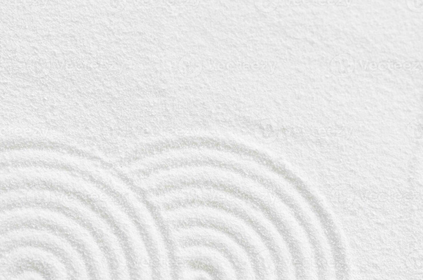 Sand Textur mit einfach spirituell Muster, japanisch Zen Garten mit konzentrisch Kreise und parallel Linien auf Weiß sandig Oberfläche hintergrund,harmonie,meditation,zen mögen Konzept foto