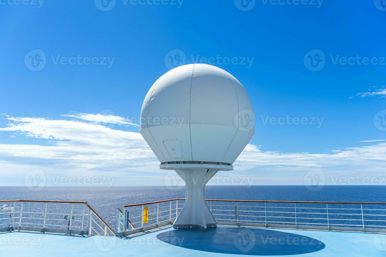 Weiß Antennen, Radar und andere Kommunikation und Navigation Ausrüstung auf das Mast von Schiff foto