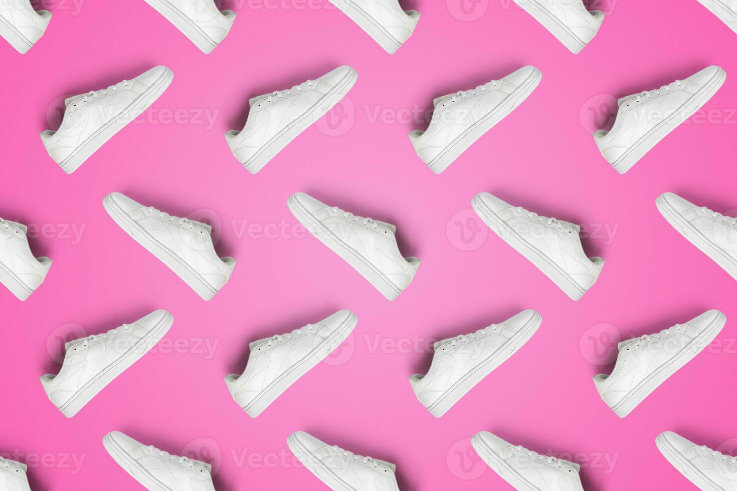 Muster von Weiß Turnschuhe isoliert auf Rosa Hintergrund. sportlich Paar von Schuhe zum Attrappe, Lehrmodell, Simulation. modisch stilvoll Sport beiläufig Schuhe. modern und minimalistisch Hintergrund. foto