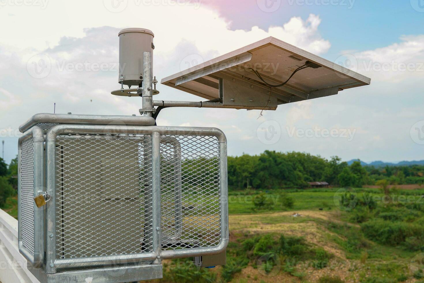 Solarautomatische Wassermessstation oder Wasserstandsmesser, mit dem der Wasserstand des Flusses gemessen wird, um die Dorfbewohner darauf aufmerksam zu machen, auf Überschwemmungen zu achten, wenn der Pegel den Zähler erreicht. foto