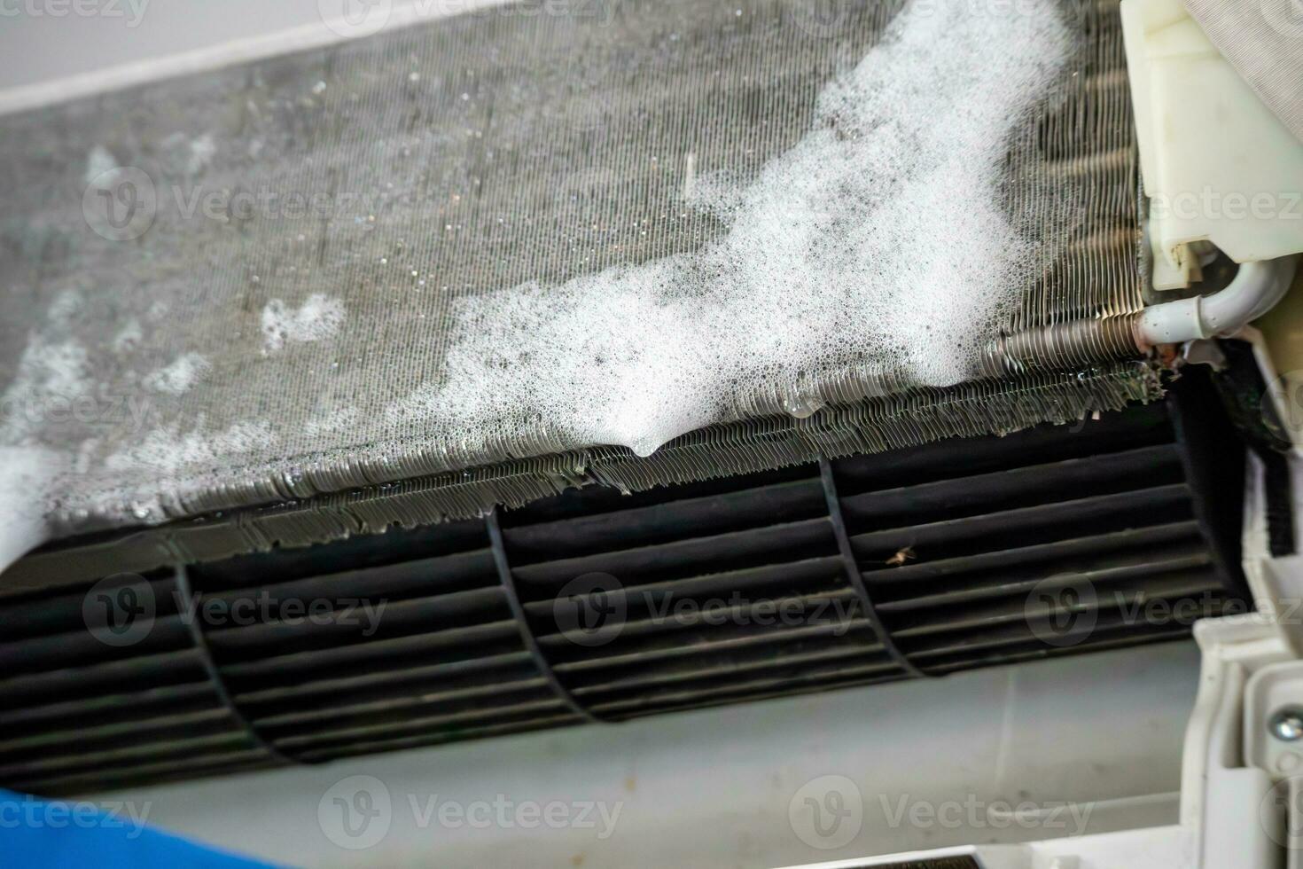 Klimaanlagenreinigung mit Sprühschaumreiniger foto