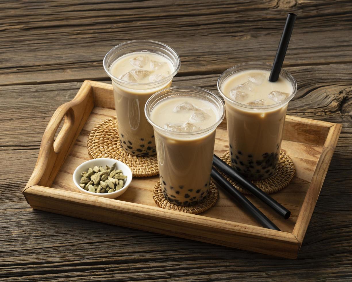 Komposition mit köstlichem traditionellem Thai-Tee-Hintergrund foto