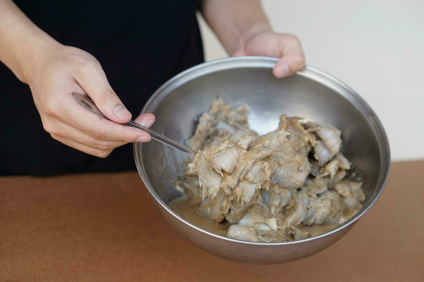 Hände Show Schüssel von eingelegt Fisch oder fermentiert Fisch oder pla ra im thailändisch Name, traditionell thailändisch Lebensmittel. Konzept, Essen Konservierung.Lebensmittel Zutat Das können Sein gekocht im viele Speisekarte. foto