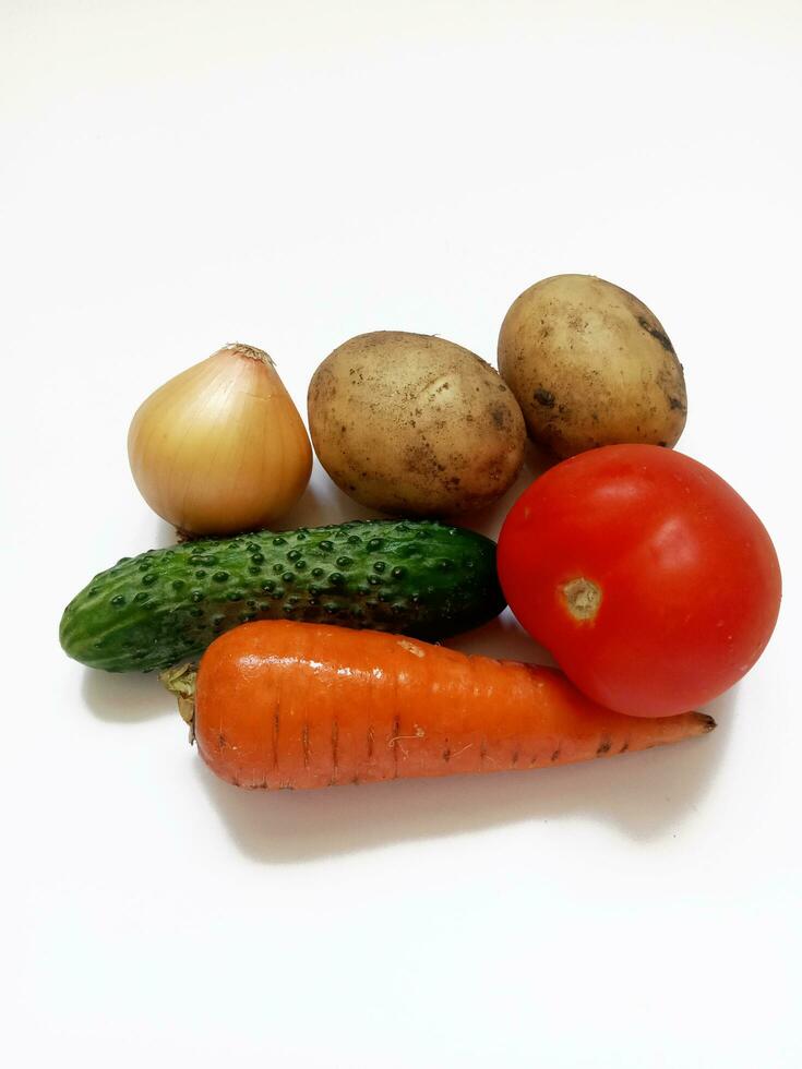 Kartoffel, Tomate, Gurke, Karotte, Zwiebel auf ein Weiß Hintergrund foto