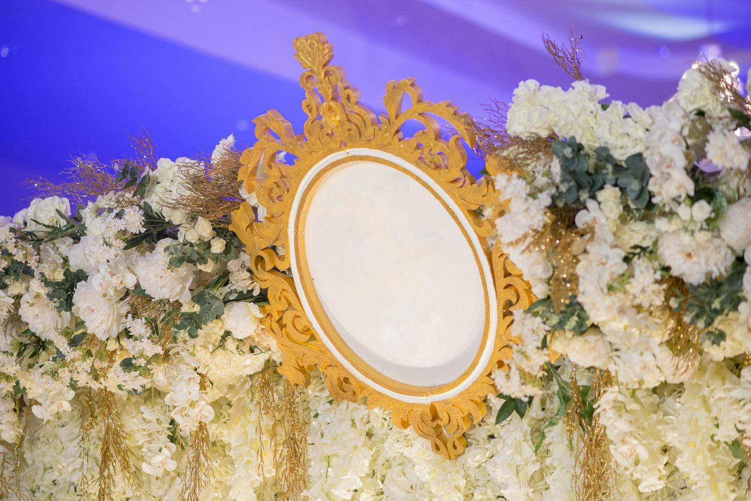weißer Hochzeitsblumenhintergrund und -dekoration foto