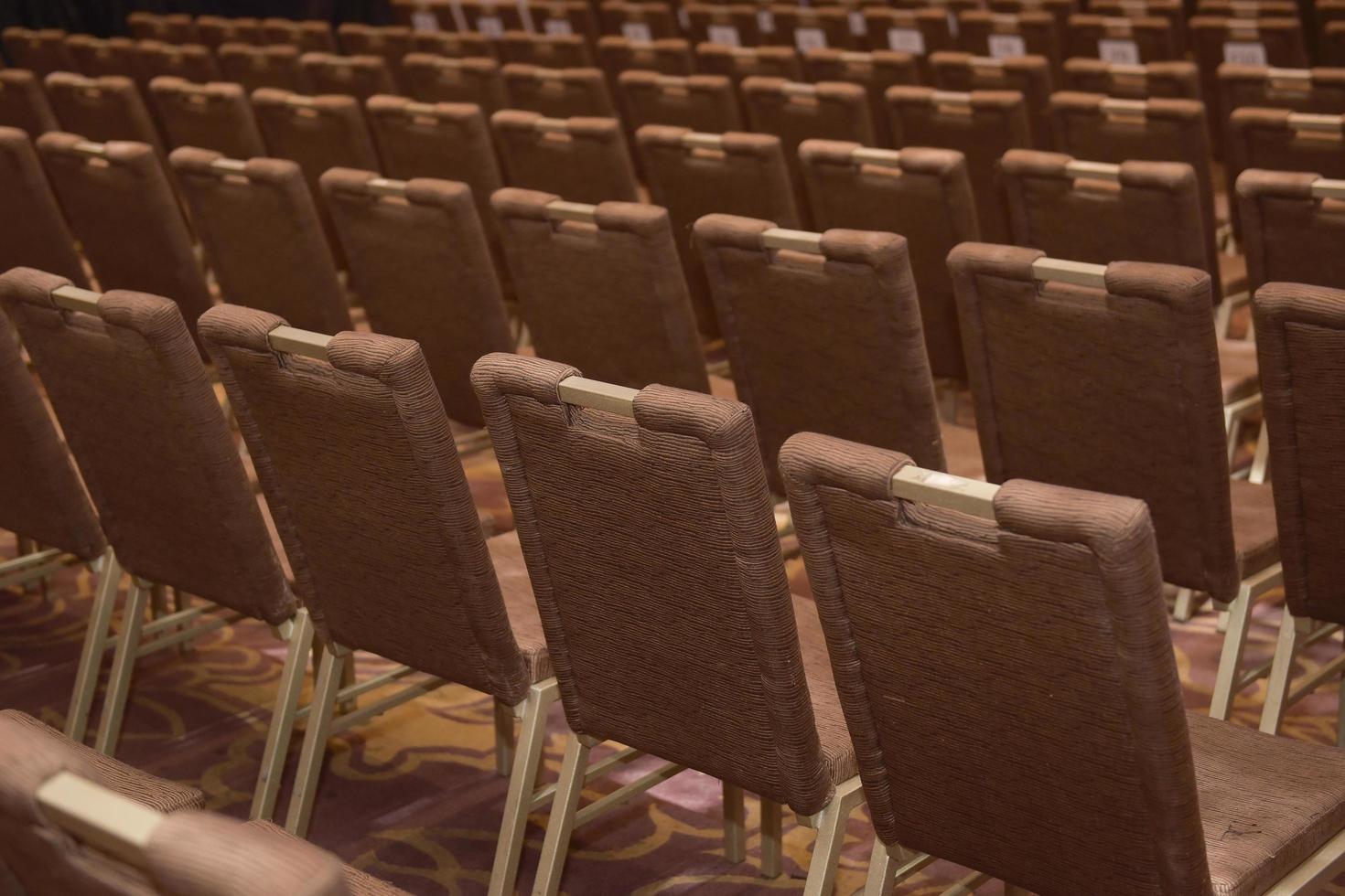 brauner Stuhl im Konferenzsaal foto