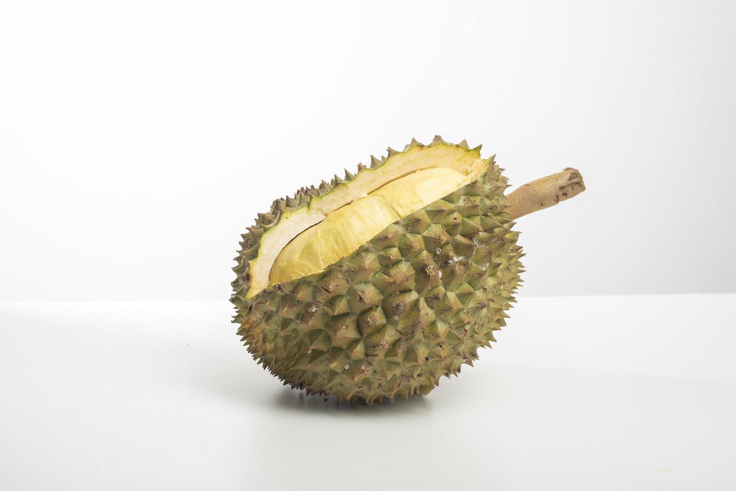 Durian auf weißem Hintergrund foto