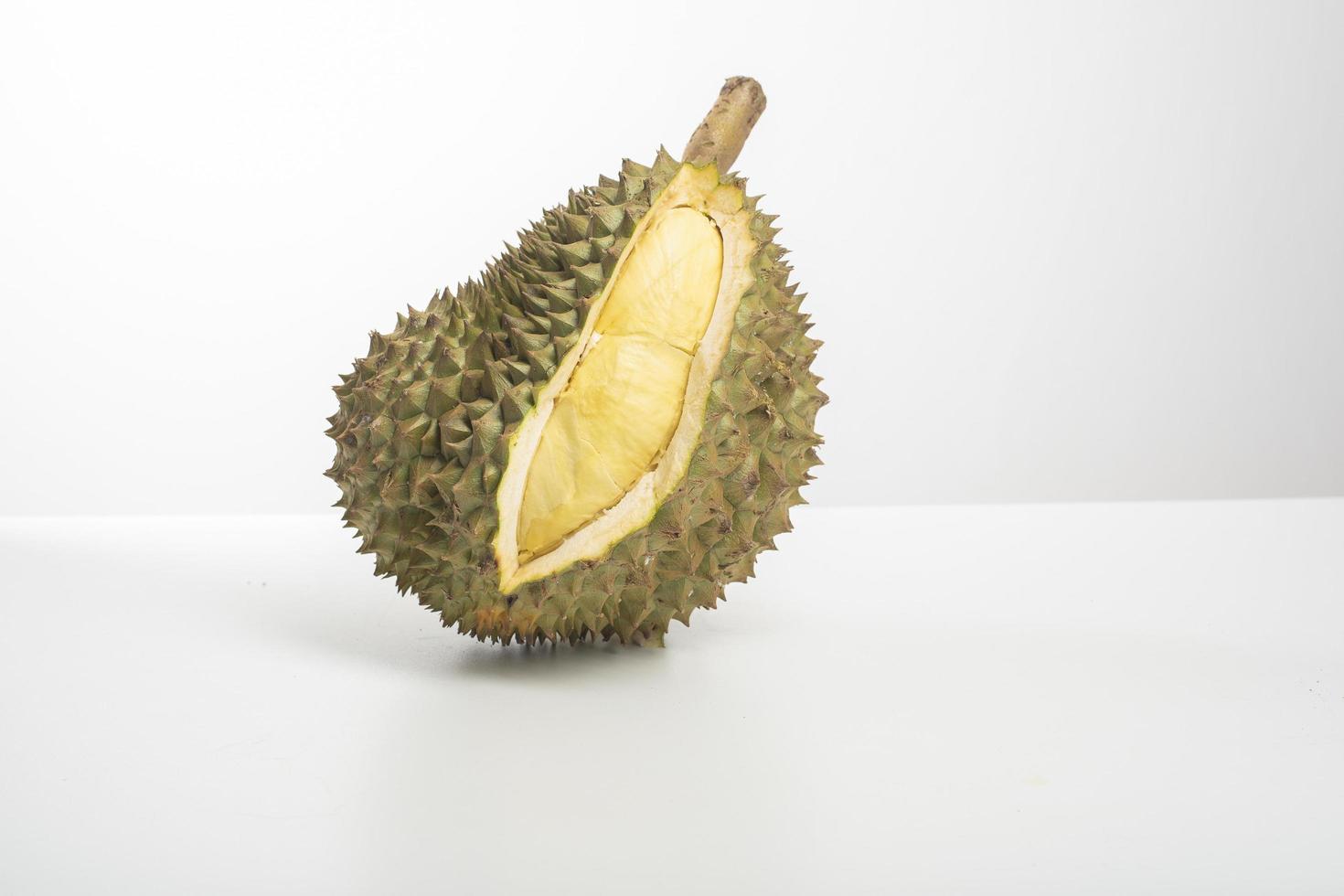 Durian auf weißem Hintergrund foto