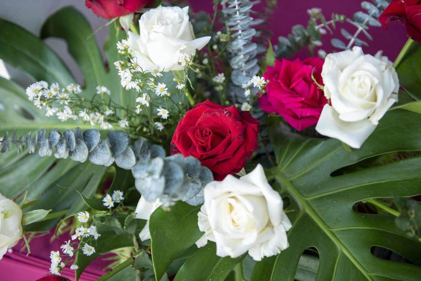 weiße Hochzeitsdekoration und Rosenblüte foto
