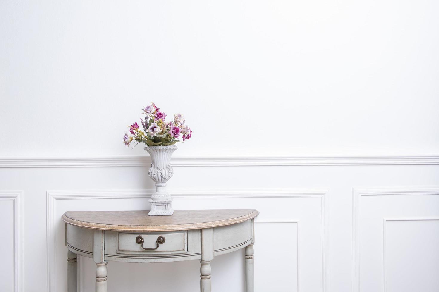 elegante Innendekoration mit Blumen auf weißem Hochzeitshintergrund foto