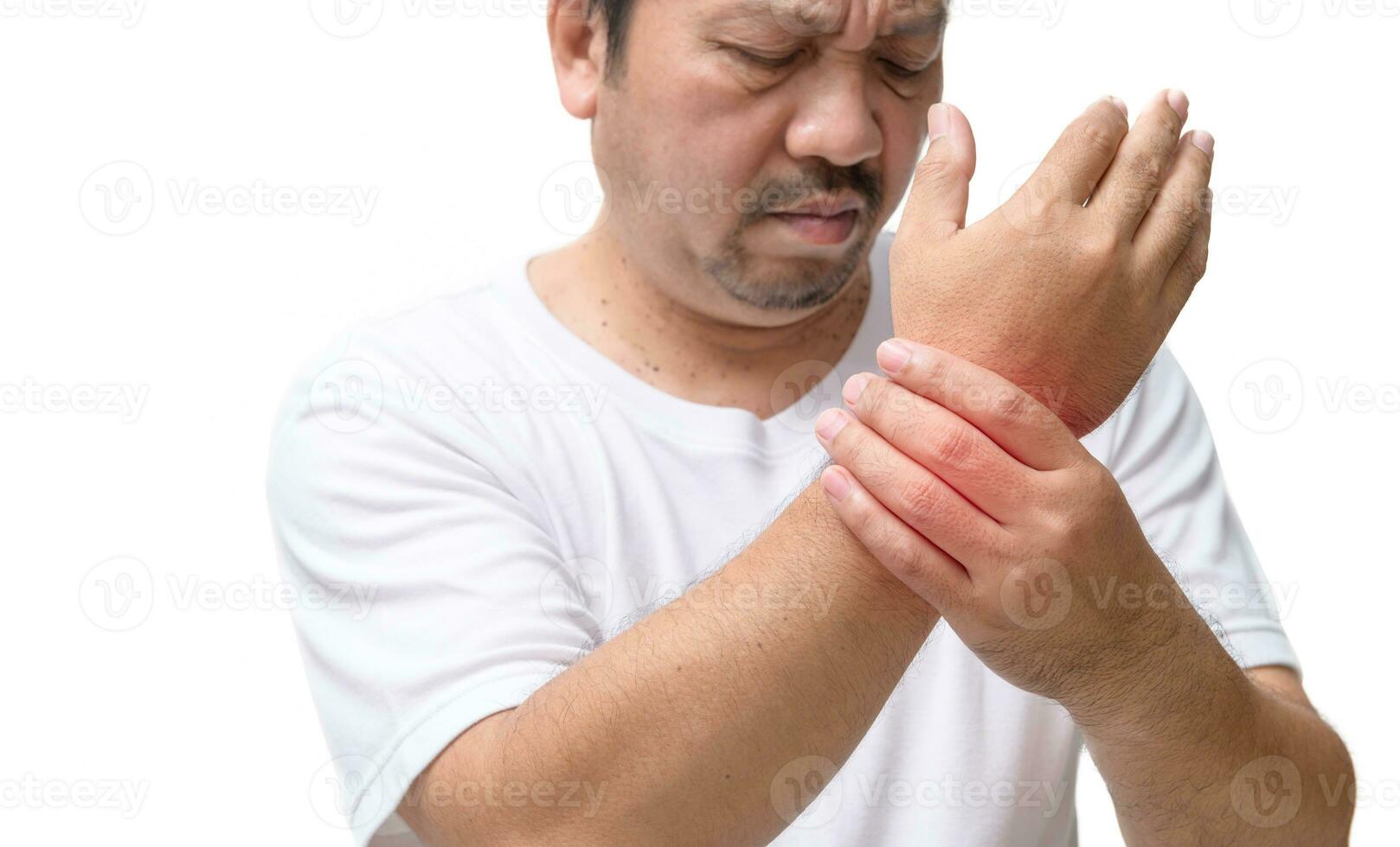 bärtig Mann fühlte seine Handgelenk verletzt und massieren wund Zone isoliert auf Weiß foto