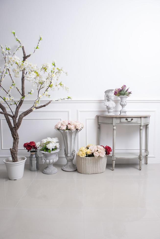 elegante Innendekoration mit Blumen auf weißem Hochzeitshintergrund foto