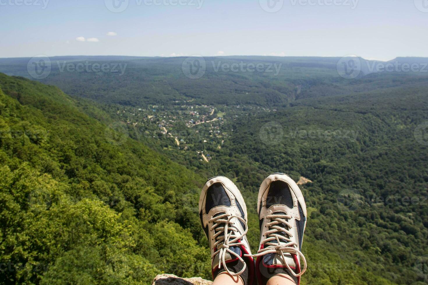 Wanderschuhe, die Spaß haben und einen wunderbaren atemberaubenden Bergblick genießen. Lifestyle- und Reisekonzept. foto