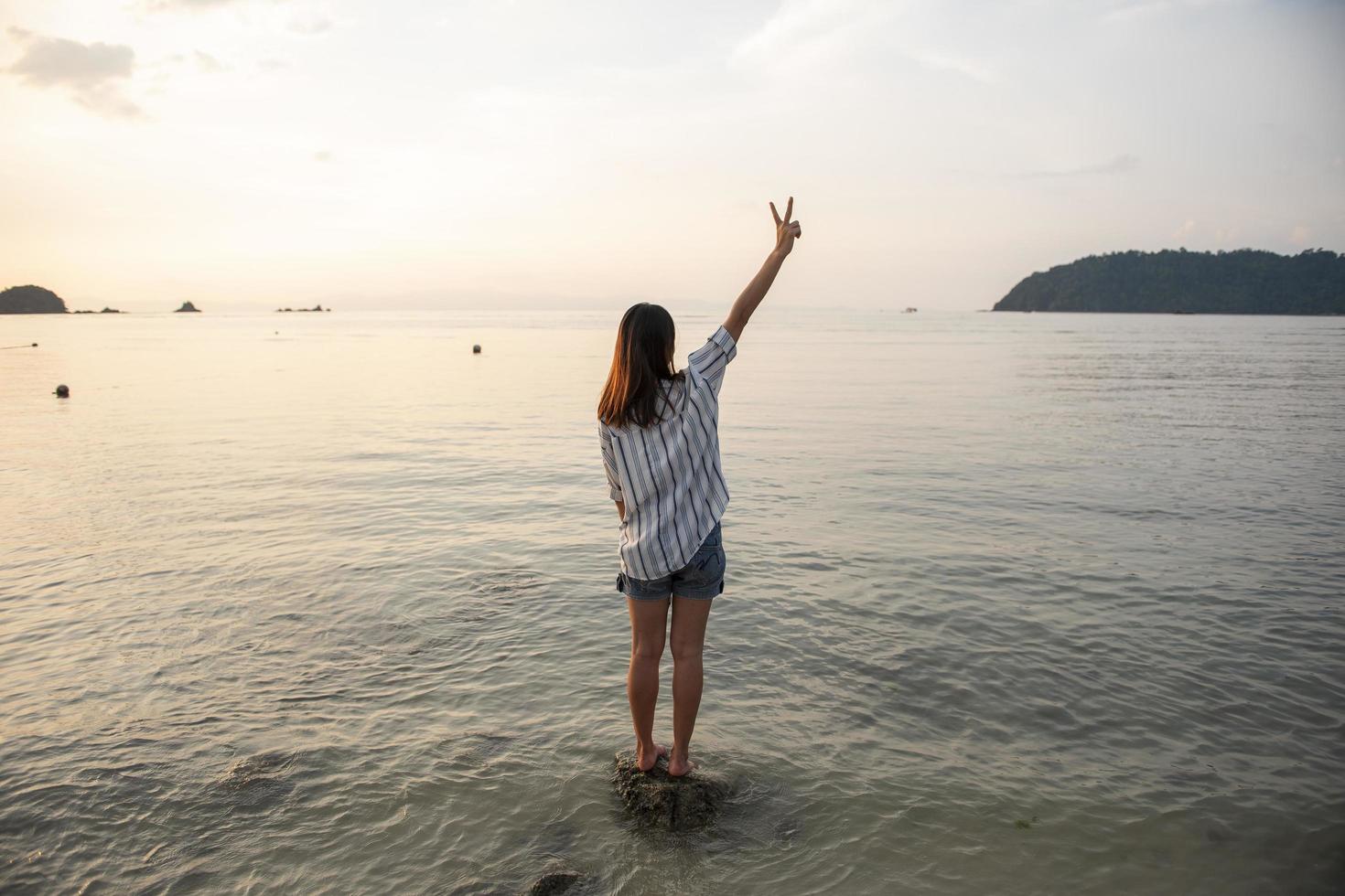 Frau hinten entspannt am Strand foto