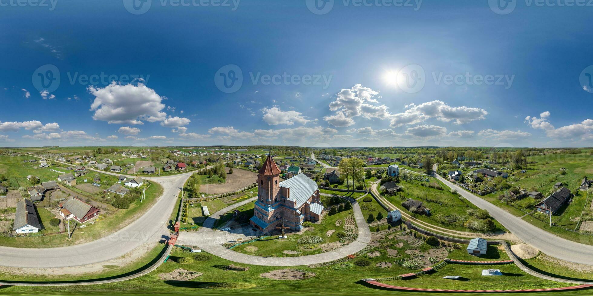 voll hdri 360 Panorama Antenne Aussicht auf rot Backstein Neo gotisch katholisch Kirche im Landschaft oder Dorf im gleichwinklig Projektion mit Zenit und Nadir. vr ar Inhalt foto