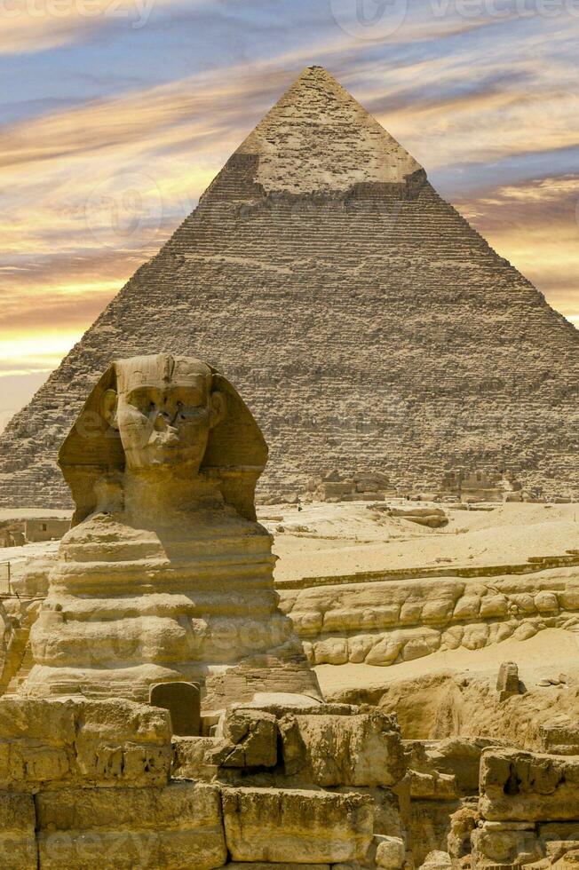 ein Bild von das Sphinx und das Pyramiden, zwei sehr bekannt ägyptisch Sehenswürdigkeiten Das anlocken Reisende von während das Welt. foto