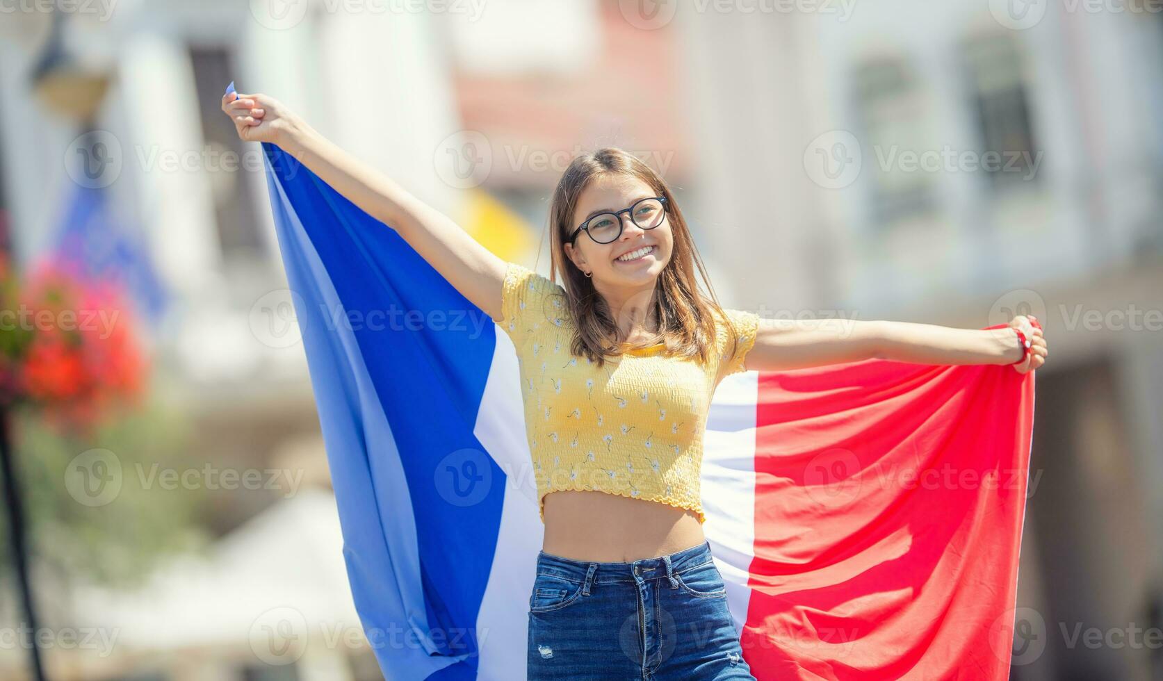 attraktiv glücklich jung Mädchen mit das Belgier Flagge foto