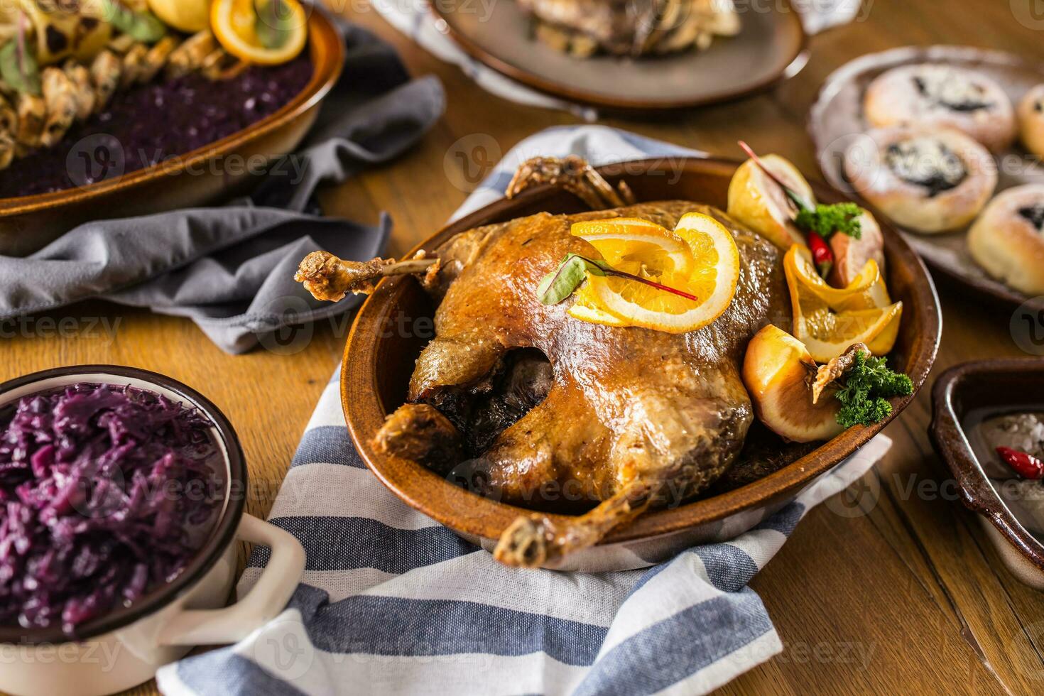 geröstet Weihnachten Ente rot Kohl Knödel Leber Entwurf Bier und gebacken Gebäck. foto