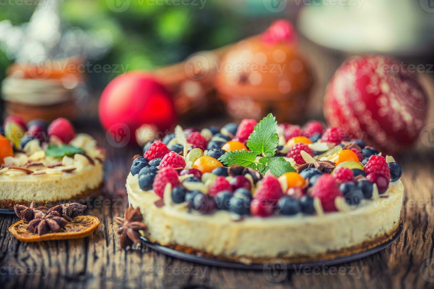 Käsekuchen mit frisch Obst Beeren Erdbeeren Himbeeren und Star Anis. Weihnachten Käsekuchen mit Weihnachten Dekoration foto