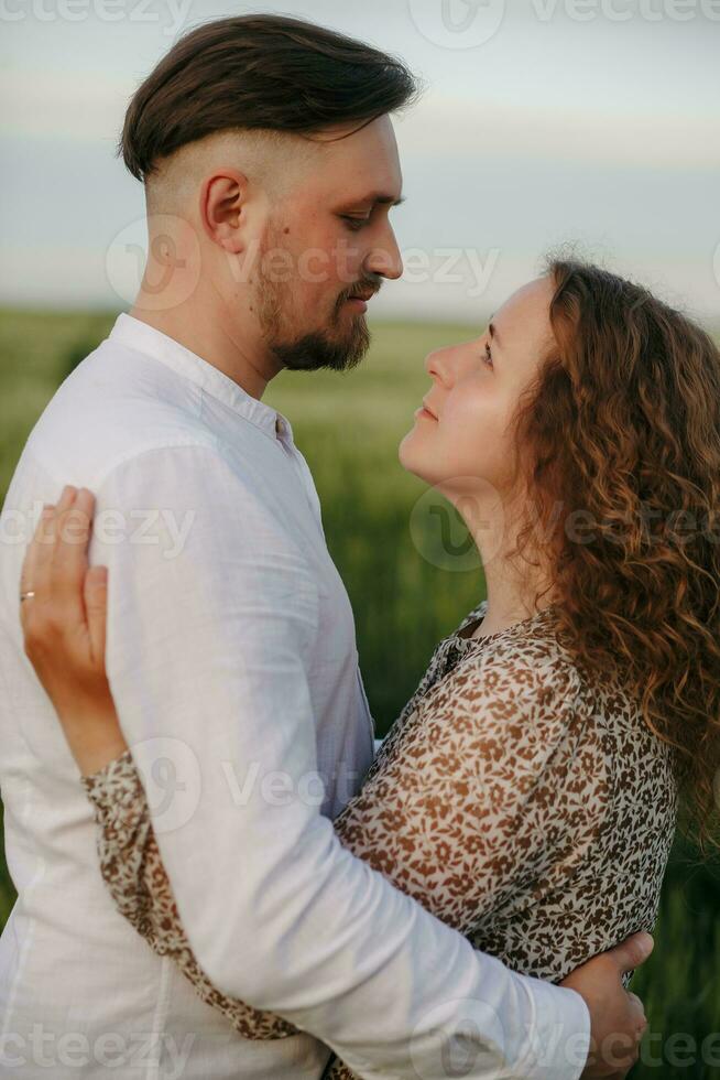 Paar im Liebe auf Grün Feld von Weizen foto