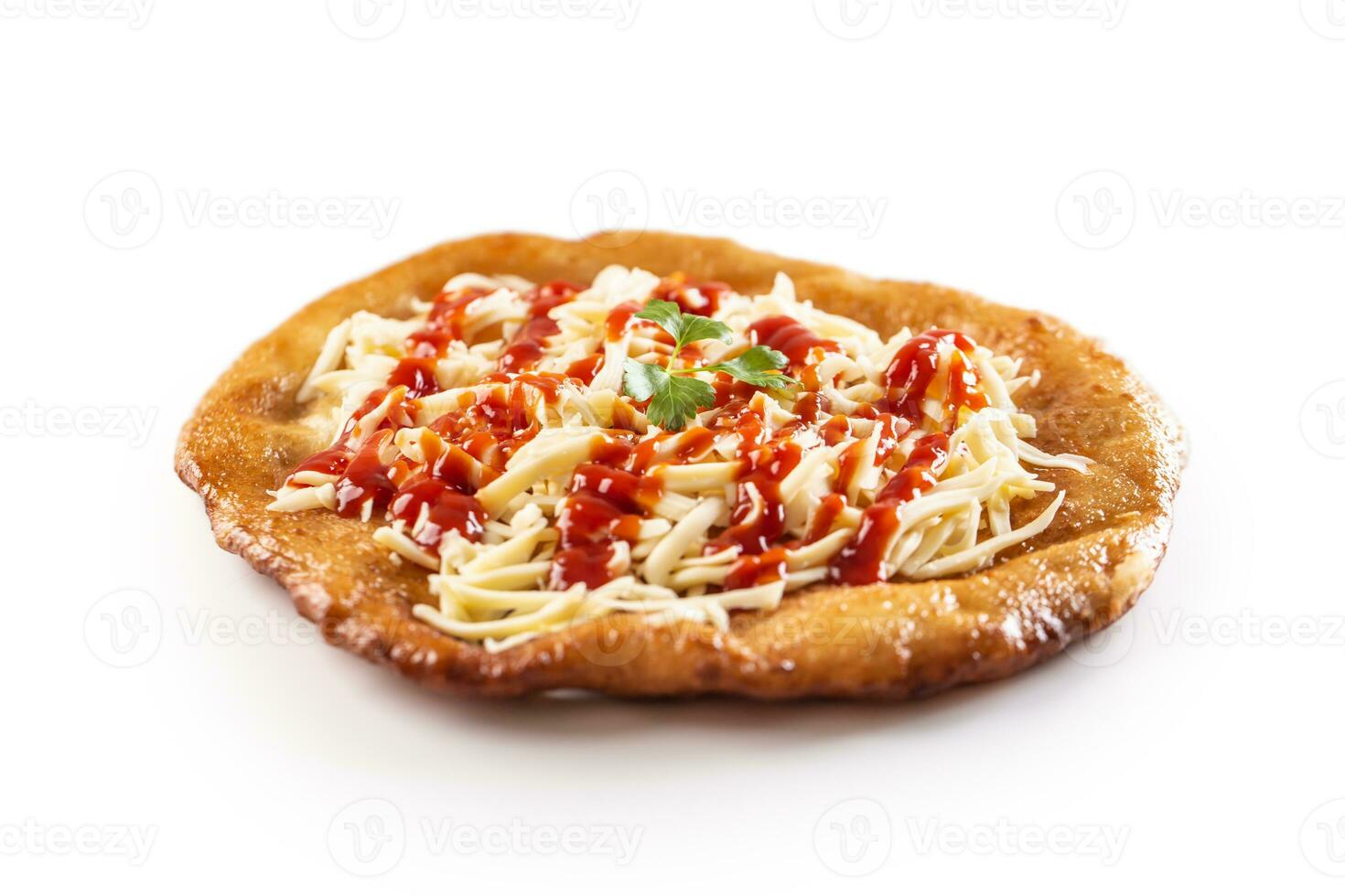 schön ungarisch traditionell Langos serviert mit gerieben Käse, Ketchup, gälisch und Grün Kraut foto