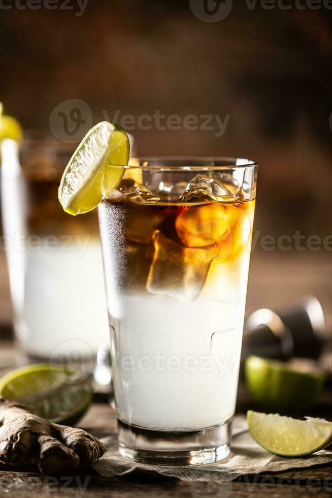 dunkel n stürmisch Flugball Cocktail serviert wie ein lange trinken mit Rum, frisch Limette Saft, und Ingwer Bier foto