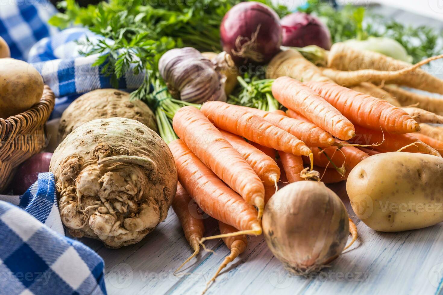 Sortiment von frisch Gemüse auf hölzern Tisch. Karotte Pastinake Knoblauch Sellerie Zwiebel und Kohlrabi foto