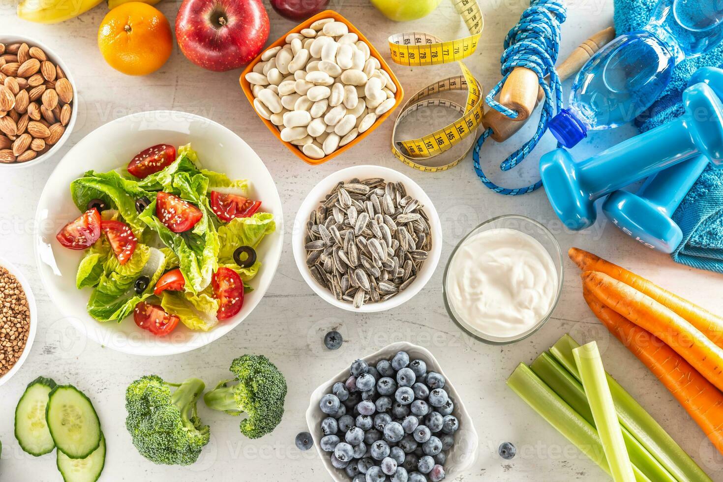 Auswahl von gesund Lebensmittel, Gemüse, Früchte, Mandeln, Salat, Übung Werkzeuge und Messung Band foto