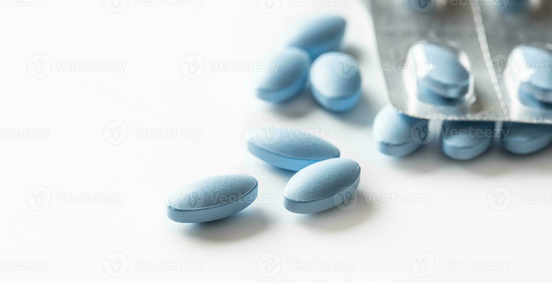 Blau Tabletten lose Lügen auf ein Weiß isoliert Hintergrund foto