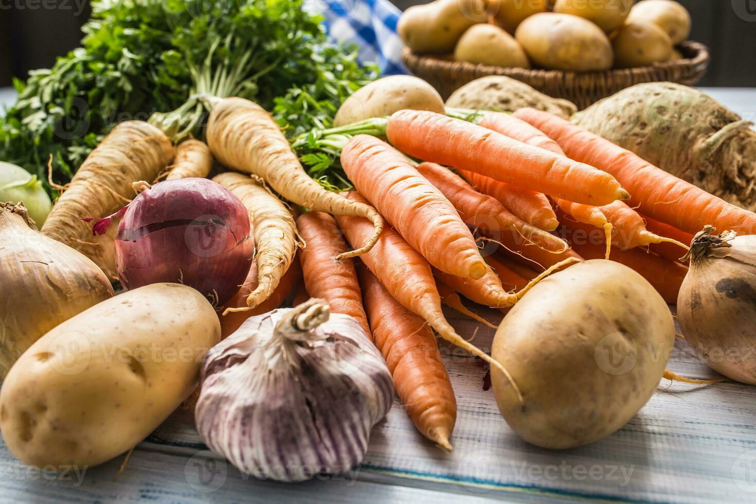 Sortiment von frisch Gemüse auf hölzern Tisch. Karotte Pastinake Knoblauch Sellerie Zwiebel und Kohlrabi foto