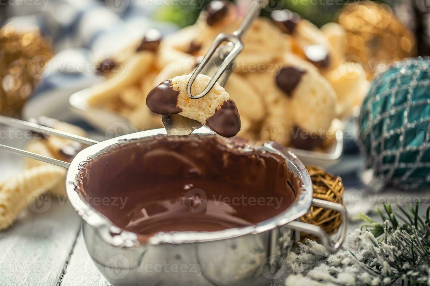 Schokolade Belag auf Wanilla Rollen. Weihnachten Gebäck und Kekse foto