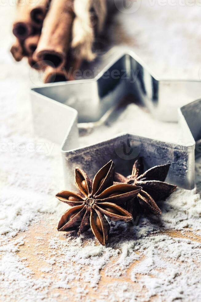 Star Anis Plätzchen Cutter Zimt und Mehl auf Backen Tafel. Weihnachten Backen Utensil und Urlaub Konzept foto