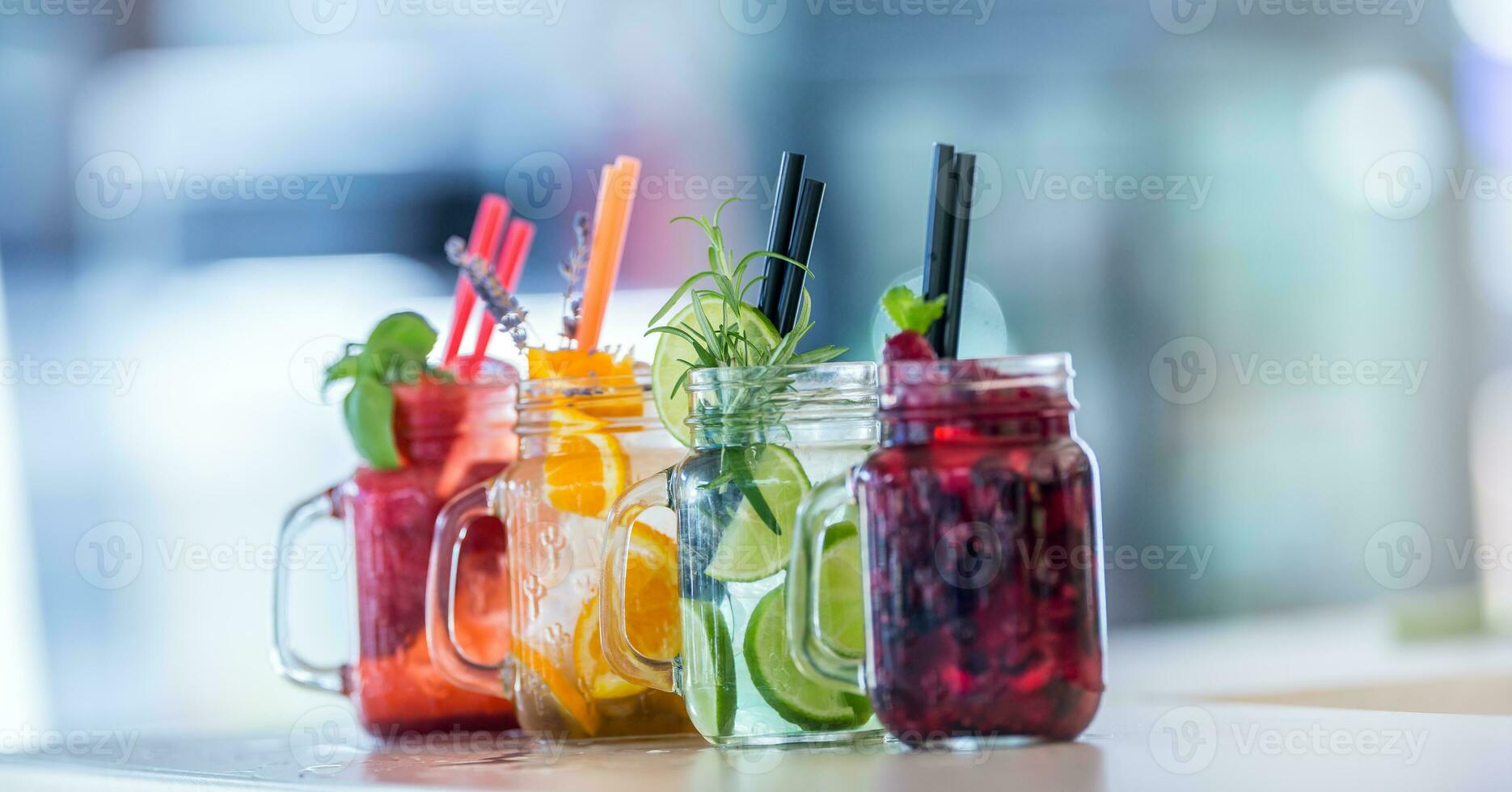 verschiedene Limonaden im Mason Gläser mit Orange Limette Zitrone orange Erdbeeren und frisch Obst Früchte foto