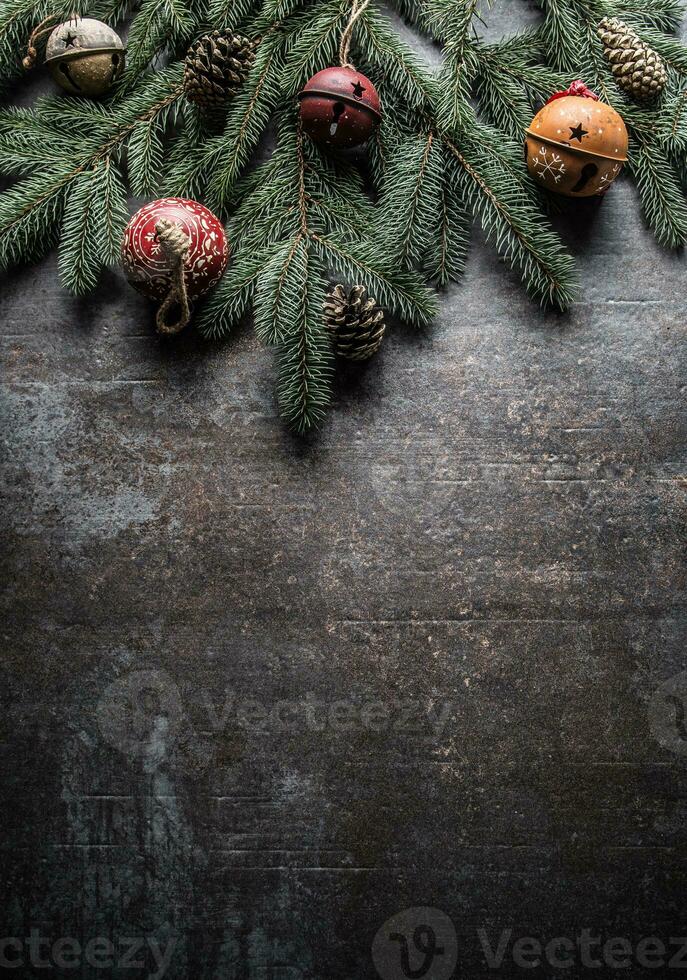oben von Aussicht Weihnachten Dekorationen klimpern Glocken Tanne Baum Kiefer Zapfen auf kostenlos Beton Hintergrund foto