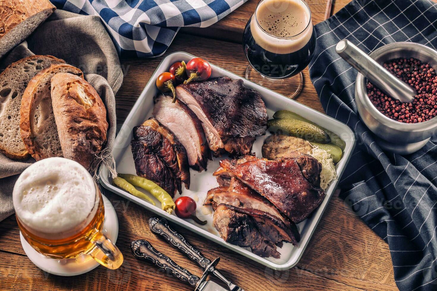 bayerisch Knie traditionell Deutsche Tschechisch slowakisch und österreichisch köstlich Lebensmittel. geräuchert geröstet Schweinefleisch Fleisch mit Entwurf Bier foto