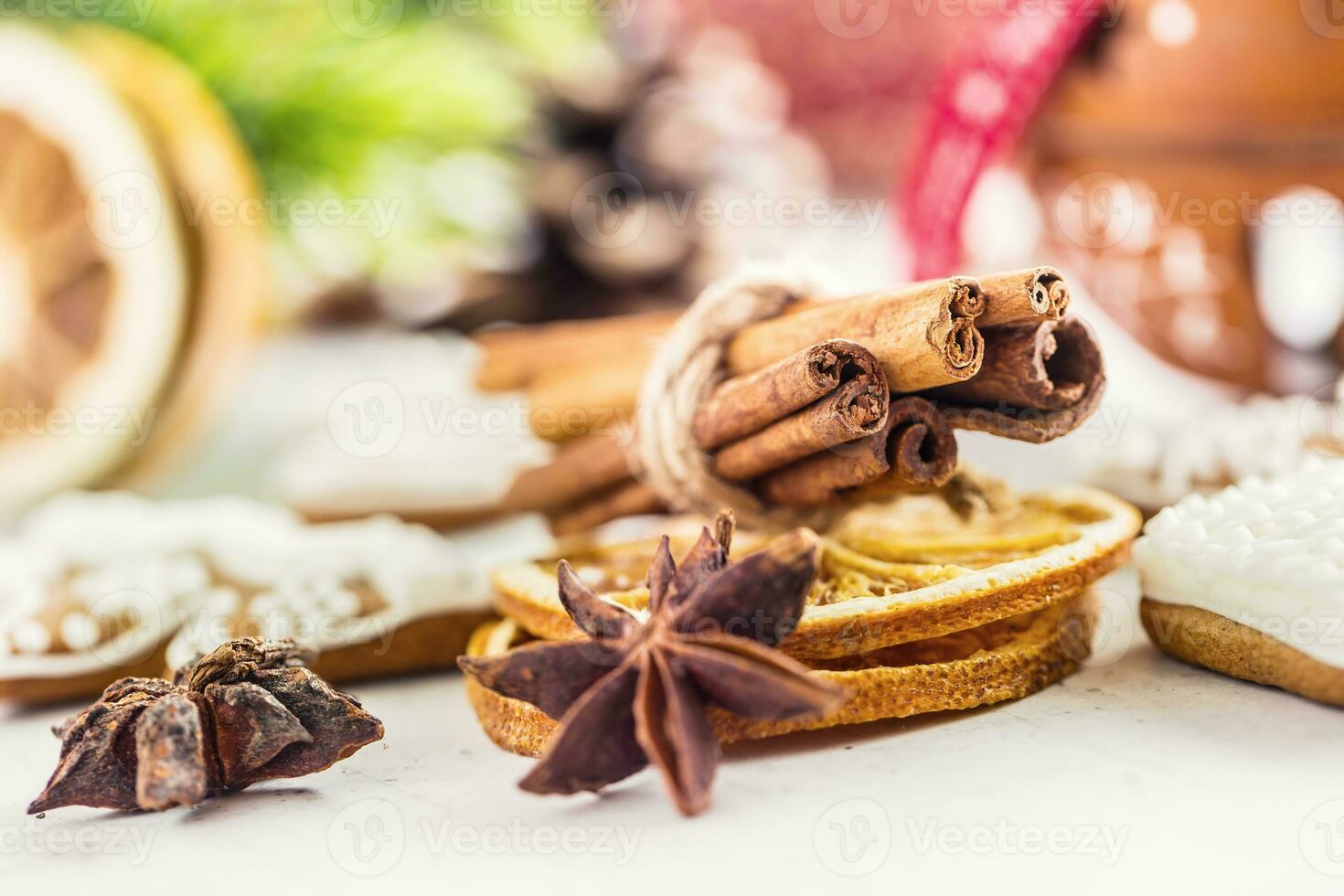 Zimt Star Anis Lebkuchen trocken Orange mit Weihnachten Dekoration foto