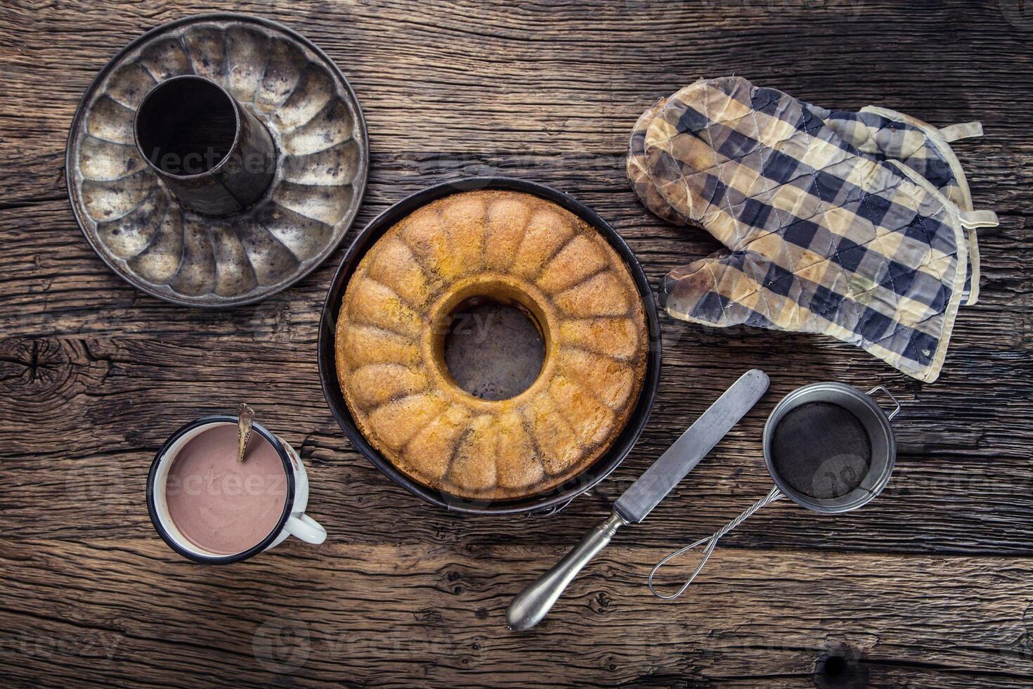 Marmor Kuchen.Ostern Kuchen. Marmor Kuchen Tasse von Kaffee Pulver Zucker und Küche Jahrgang Utensil. foto