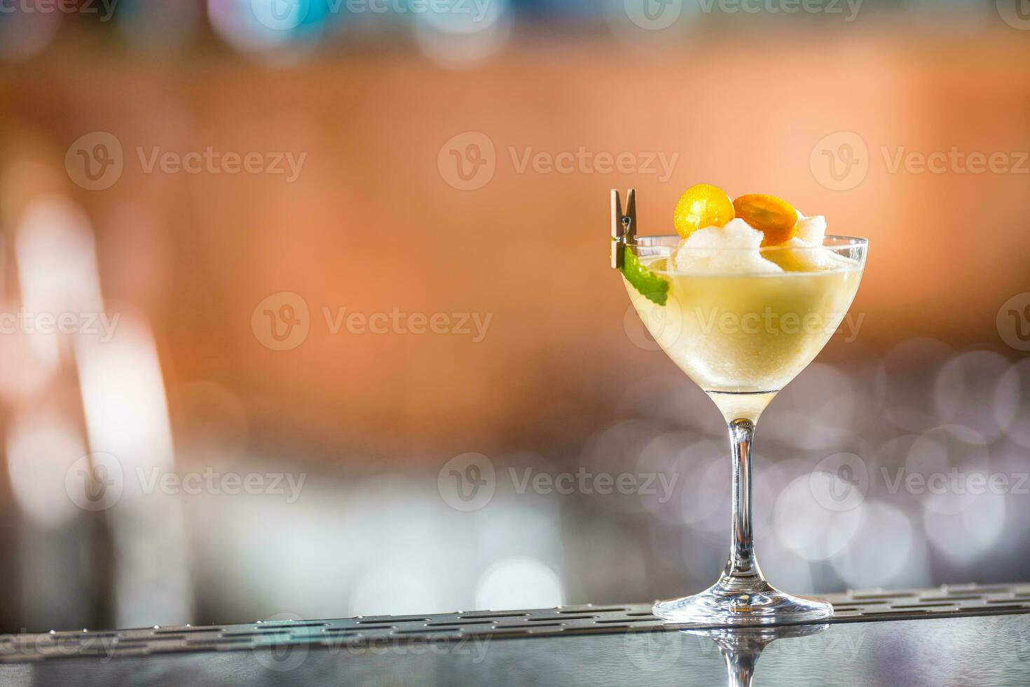 Cocktail trinken gefroren Margarita beim Bartheke im Nacht Verein oder Restaurant foto