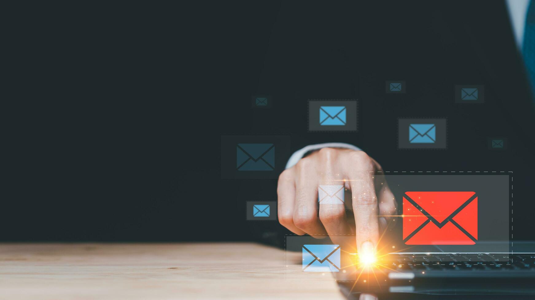 Email Marketing und Newsletter Konzept ,Digital Kommunikation mit Email Mitteilungen , Senden und Empfang Mitteilungen online mit Email Symbol , Benachrichtigungen ,Information Verwaltung foto