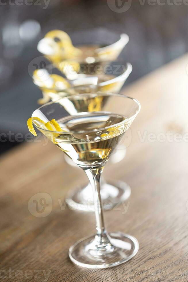 trocken Martini kurz trinken Cocktail mit Gin, trocken Wermut und ein Zitrone Zitrusschale Garnierung foto