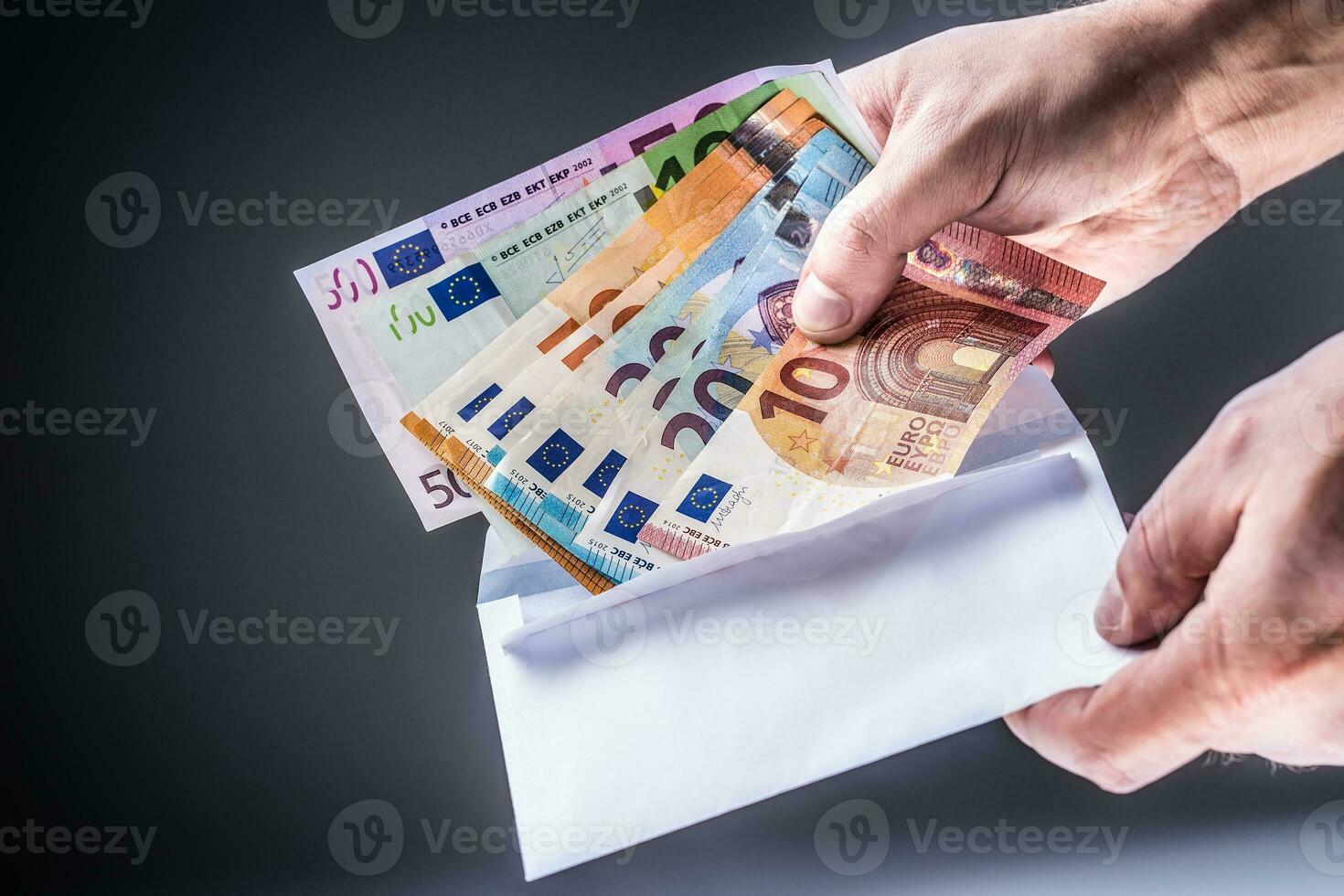 männlich Hand eingefügt in das Briefumschlag Euro Banknoten - - bestechen und Korruption Konzept. foto
