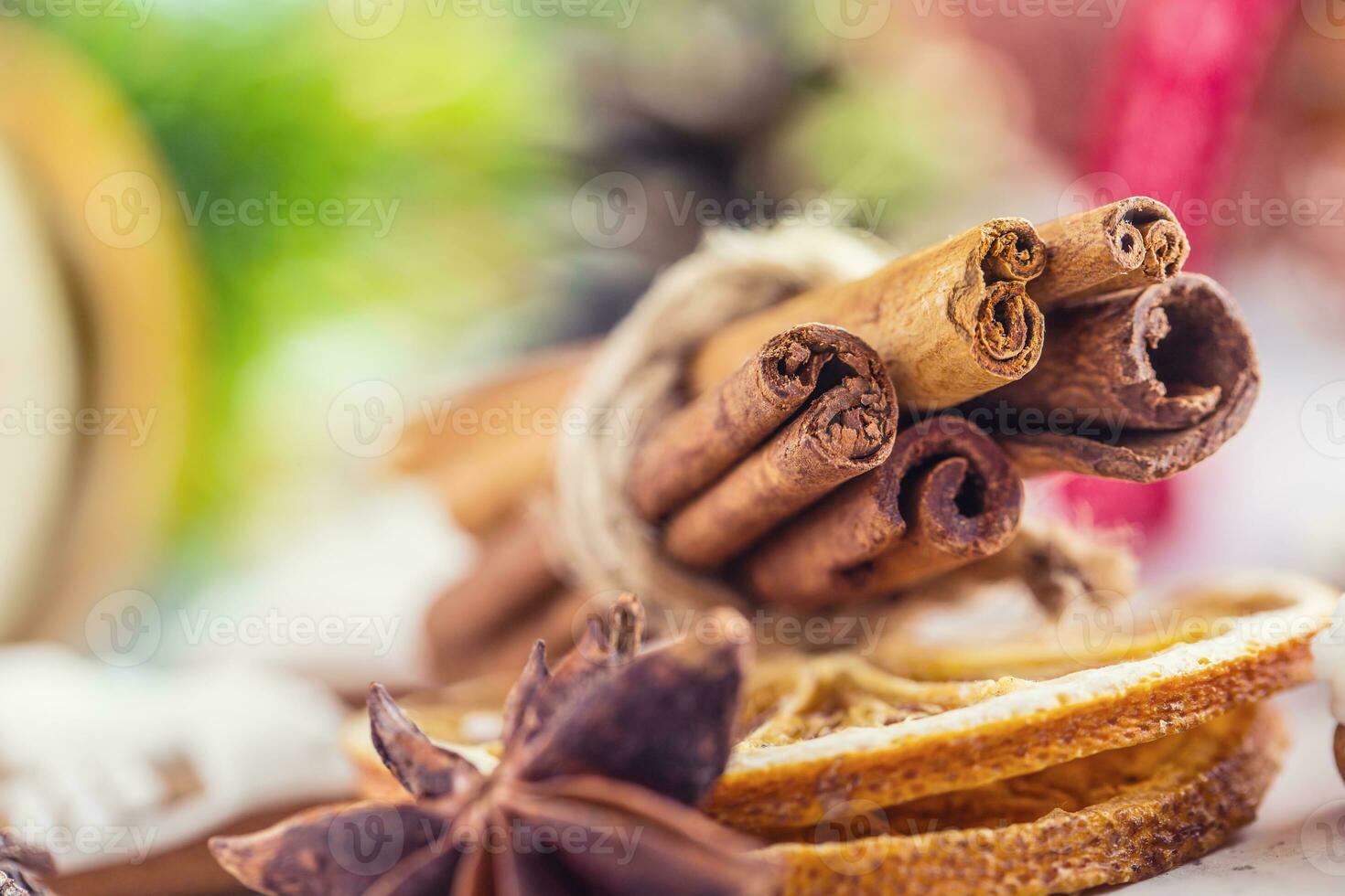 Zimt Star Anis Lebkuchen trocken Orange mit Weihnachten Dekoration foto