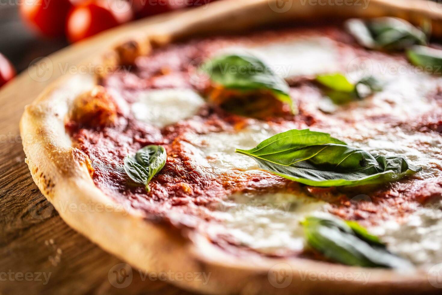 Pizza napoletana - - Napoli Tomate Soße Mozzarella und Basilikum foto