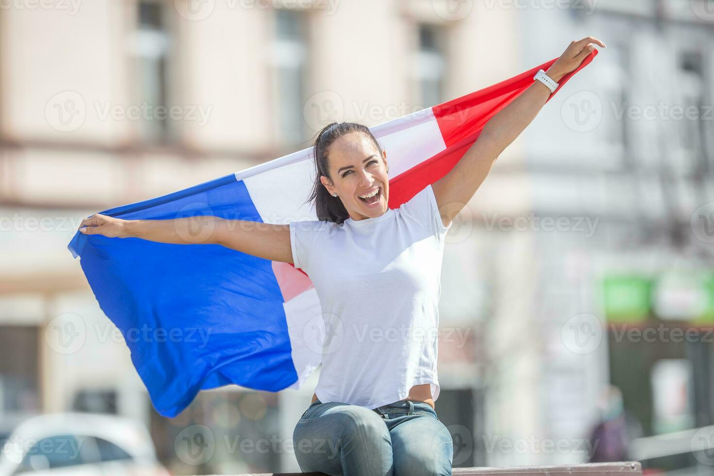 Französisch Mädchen hält ein Flagge hinter ihr, feiern draußen foto