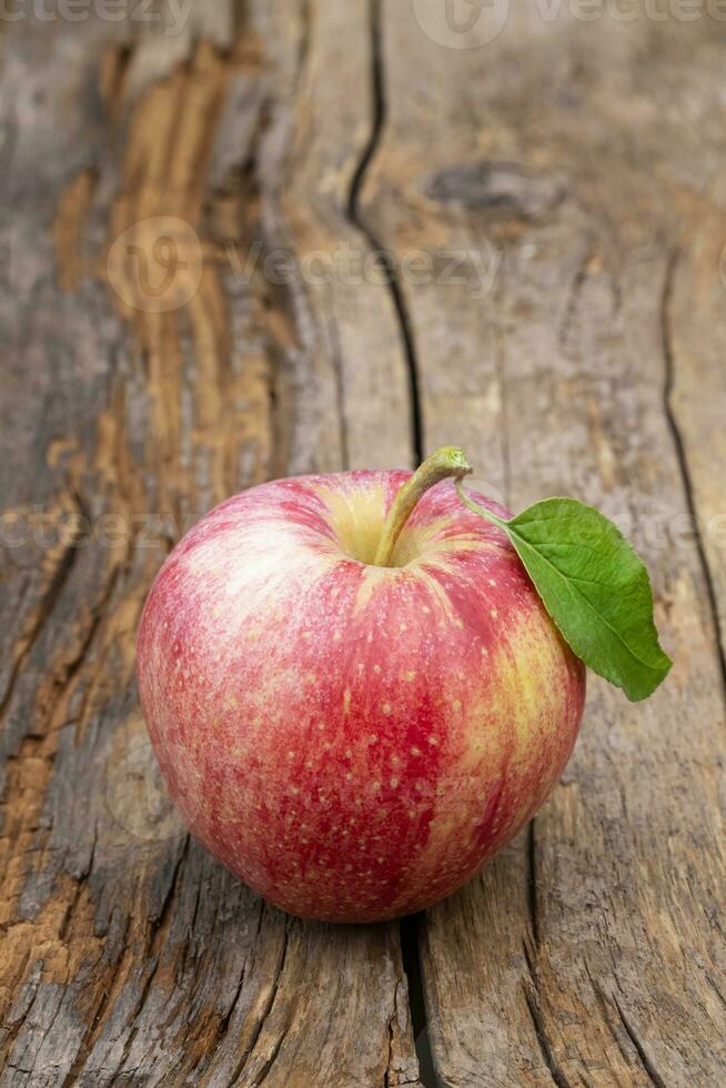 Nahansicht von ein Apfel auf ein alt Holz Tafel foto