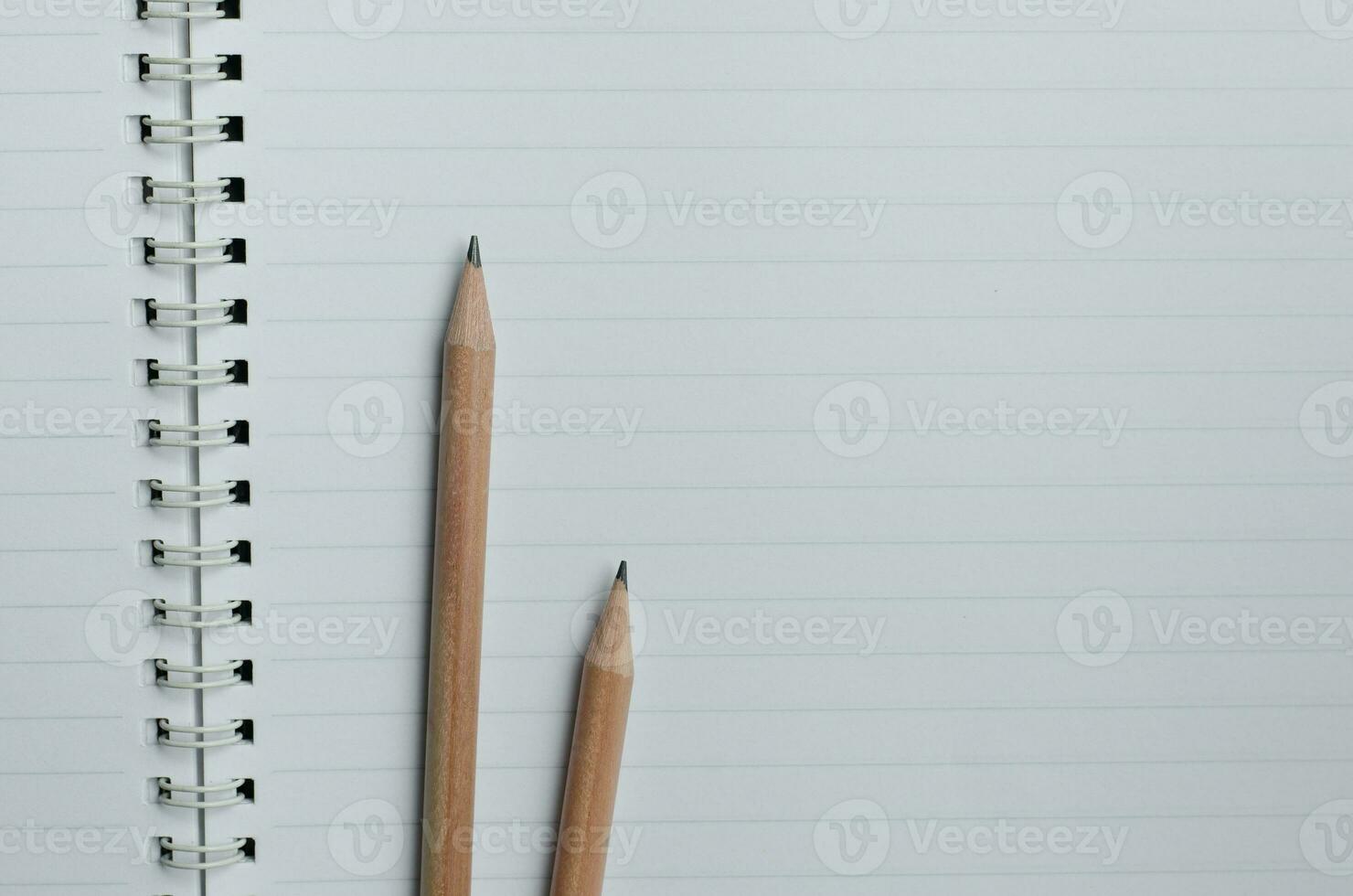 Bleistifte und Notizbuch foto