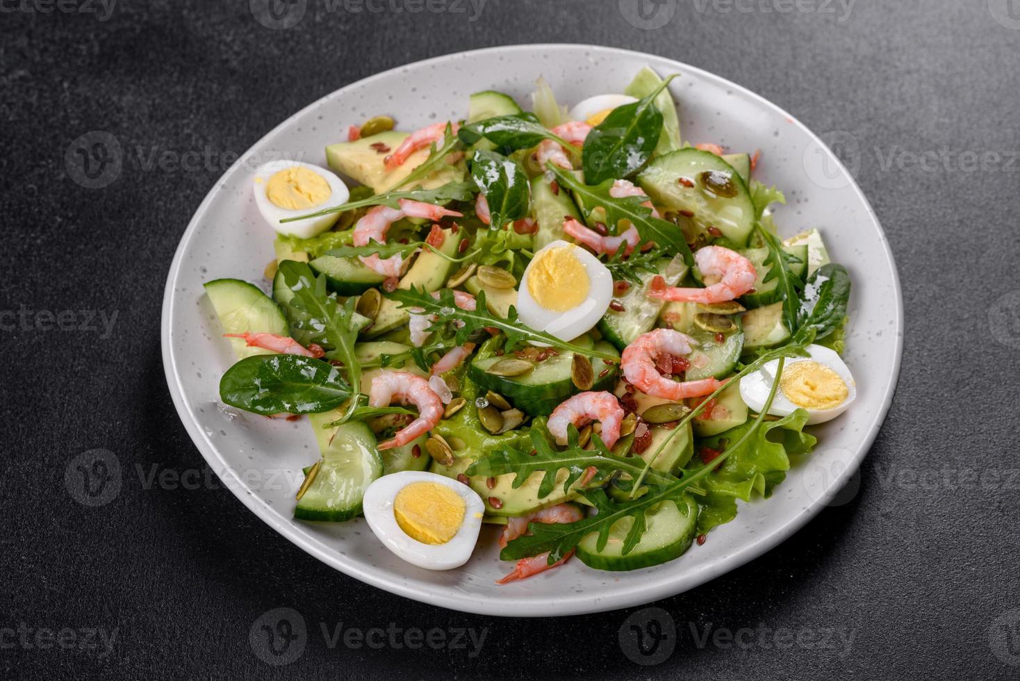 Salat mit Garnelen, Avocado, Gurke, Kürbiskernen und Leinsamen mit Olivenöl foto