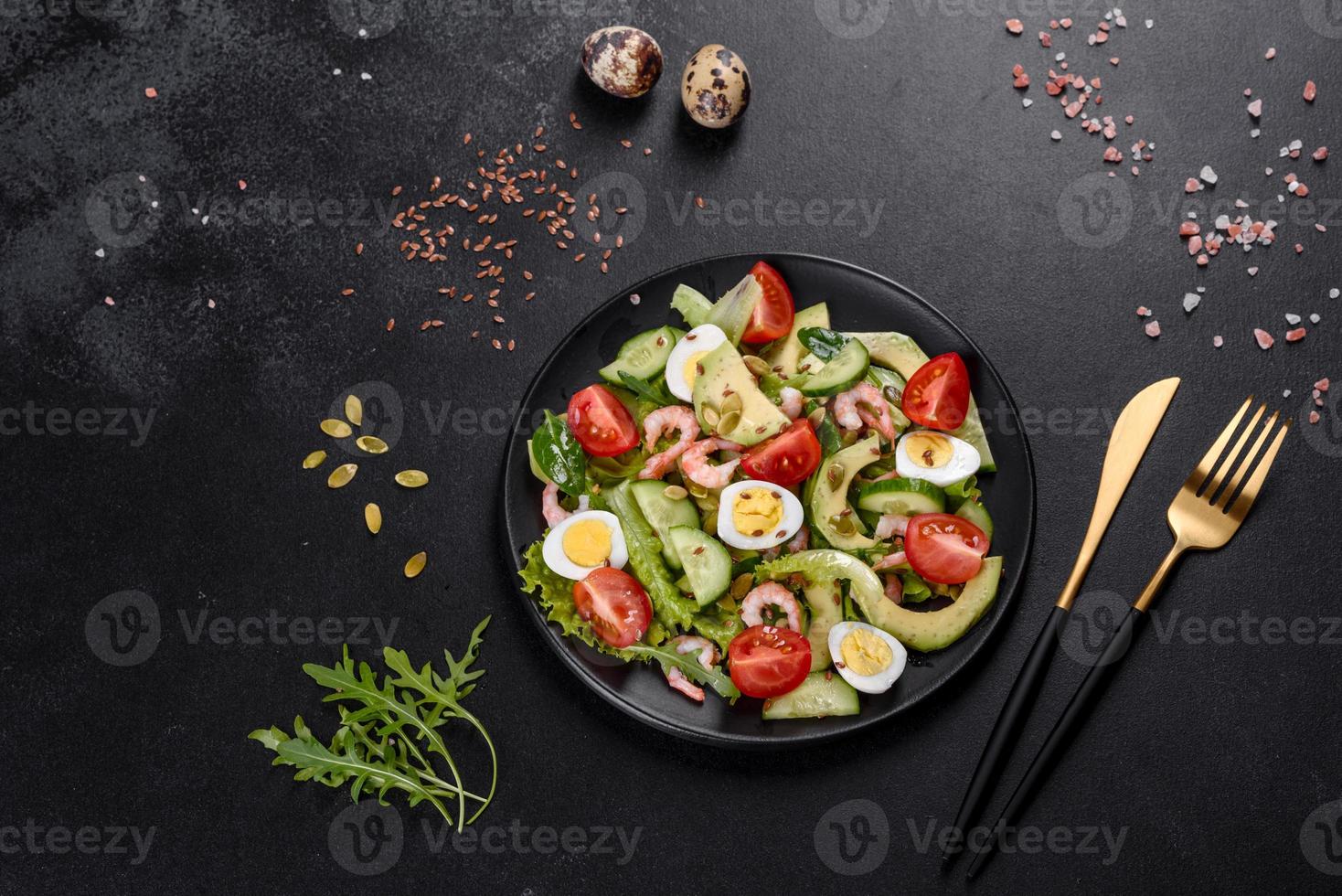 Salat mit Garnelen, Avocado, Gurke, Kürbiskernen und Leinsamen mit Olivenöl foto