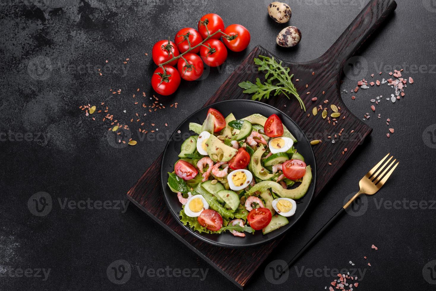 Salat mit Garnelen, Avocado, Gurke, Kürbiskernen und Leinsamen mit Olivenöl foto