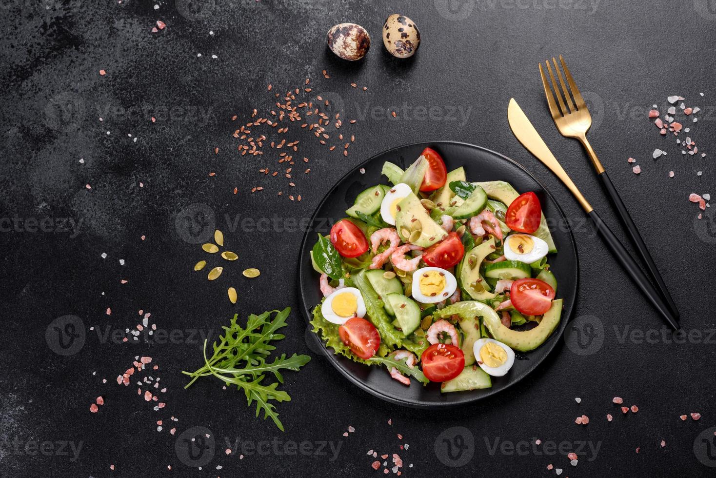 Salat mit Garnelen, Avocado, Gurke, Kürbiskernen und Leinsamen mit Olivenöl foto